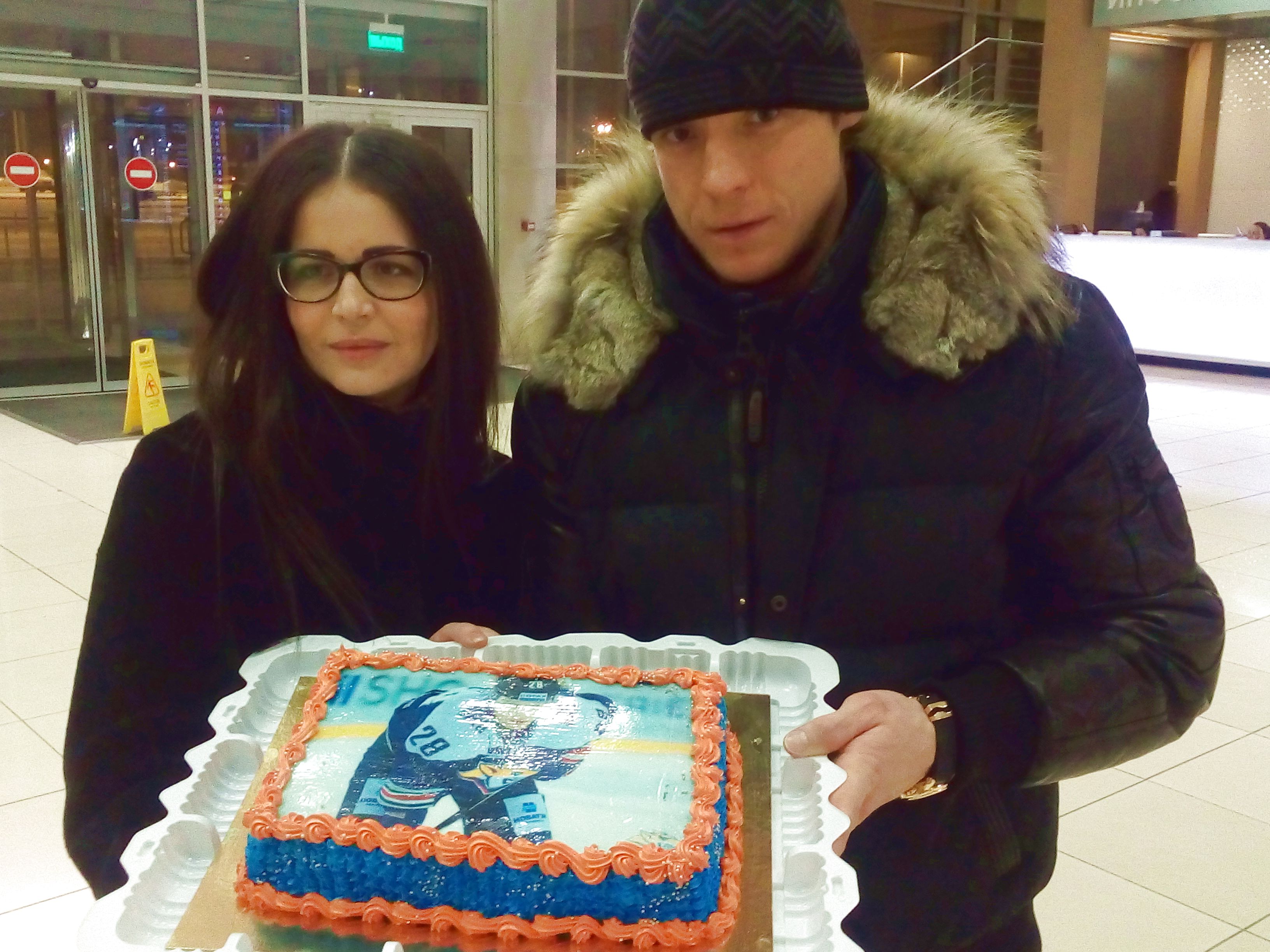 Жительница Екатеринбурга подарила «именной» торт хоккеисту &#171;Магнитки&#187; Александру Семину на День рождения
